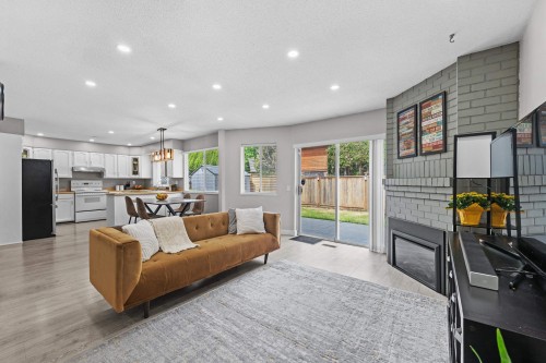 5379 Opal Place, Richmond, BC - Indoor Photo Showing Living Room With Fireplace