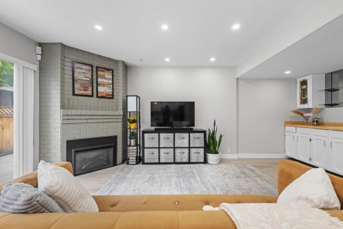 5379 Opal Place, Richmond, BC - Indoor Photo Showing Living Room With Fireplace