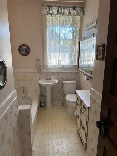 4132 Balkan Street, Vancouver, BC - Indoor Photo Showing Bathroom
