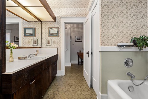 401 Somerset Street, North Vancouver, BC - Indoor Photo Showing Bathroom