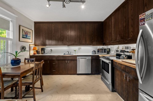 401 Somerset Street, North Vancouver, BC - Indoor Photo Showing Kitchen