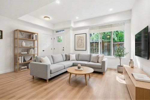 6-237 Ridgeway Avenue  North Vancouver, BC V7L 0H6