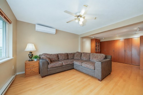 772 Appleyard Court, Port Moody, BC - Indoor Photo Showing Living Room