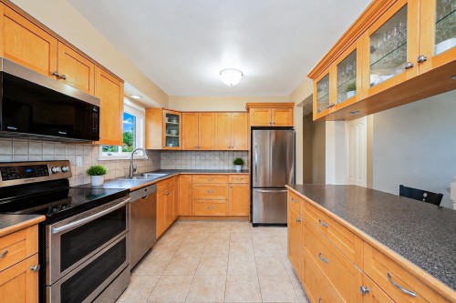 772 Appleyard Court, Port Moody, BC - Indoor Photo Showing Kitchen With Double Sink