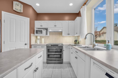 707 Omineca Avenue, Port Coquitlam, BC - Indoor Photo Showing Kitchen With Double Sink
