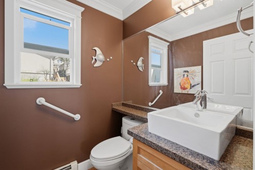 46 St. Patricks Avenue, North Vancouver, BC - Indoor Photo Showing Bathroom