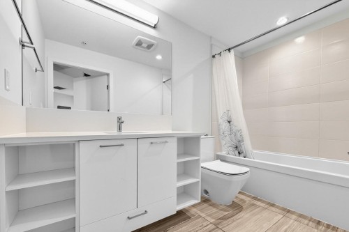 Ph8-3581 Ross Drive, Vancouver, BC - Indoor Photo Showing Bathroom