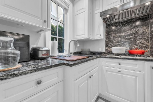 4348 Erwin Drive, West Vancouver, BC - Indoor Photo Showing Kitchen With Upgraded Kitchen