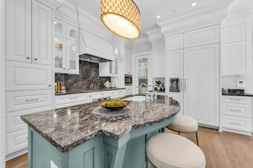 4348 Erwin Drive, West Vancouver, BC - Indoor Photo Showing Kitchen With Upgraded Kitchen