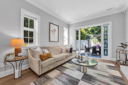 4348 Erwin Drive, West Vancouver, BC - Indoor Photo Showing Living Room
