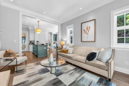 4348 Erwin Drive, West Vancouver, BC - Indoor Photo Showing Living Room