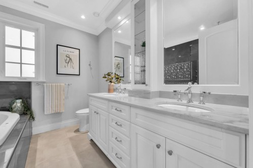 4348 Erwin Drive, West Vancouver, BC - Indoor Photo Showing Bathroom