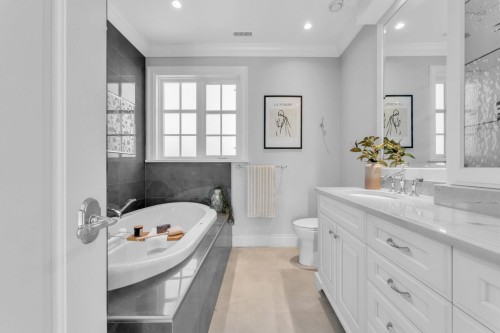 4348 Erwin Drive, West Vancouver, BC - Indoor Photo Showing Bathroom