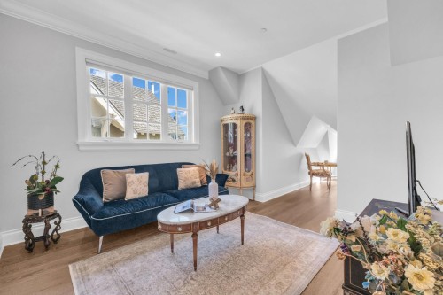 4348 Erwin Drive, West Vancouver, BC - Indoor Photo Showing Living Room