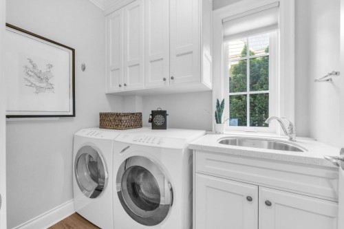4348 Erwin Drive, West Vancouver, BC - Indoor Photo Showing Laundry Room