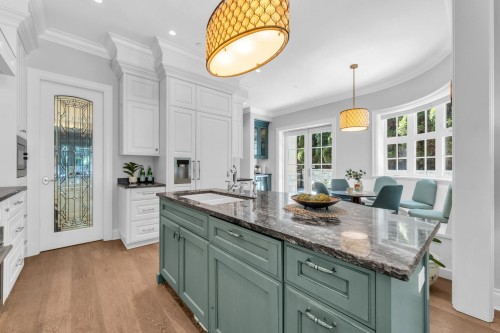 4348 Erwin Drive, West Vancouver, BC - Indoor Photo Showing Kitchen