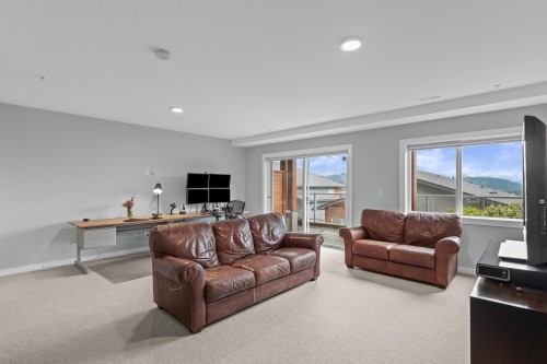 5-41365 Skyridge Place, Squamish, BC - Indoor Photo Showing Living Room
