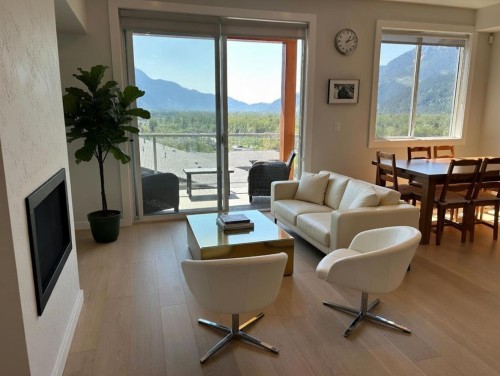 5-41365 Skyridge Place, Squamish, BC - Indoor Photo Showing Living Room