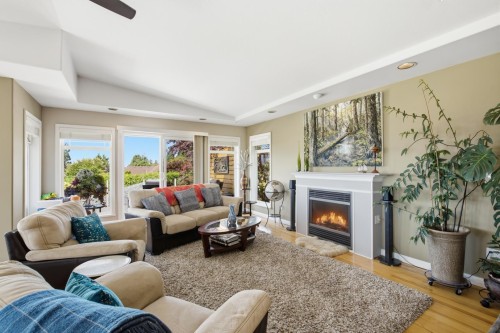 4827 Bluegrouse Drive, Sechelt, BC - Indoor Photo Showing Living Room With Fireplace