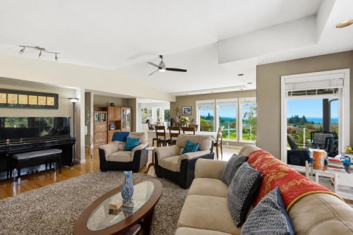 4827 Bluegrouse Drive, Sechelt, BC - Indoor Photo Showing Living Room