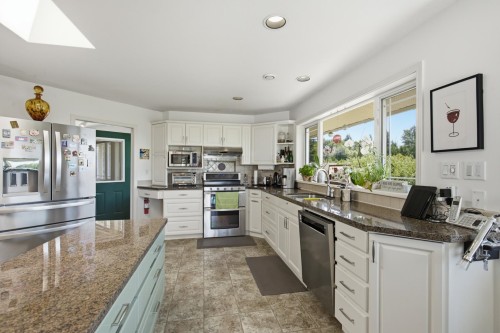 4827 Bluegrouse Drive, Sechelt, BC - Indoor Photo Showing Kitchen