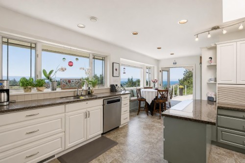 4827 Bluegrouse Drive, Sechelt, BC - Indoor Photo Showing Kitchen With Upgraded Kitchen