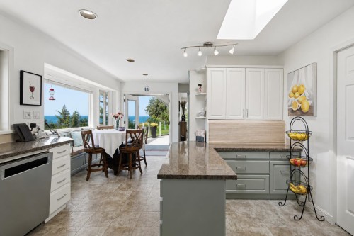 4827 Bluegrouse Drive, Sechelt, BC - Indoor