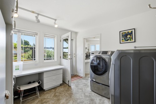 4827 Bluegrouse Drive, Sechelt, BC - Indoor Photo Showing Laundry Room