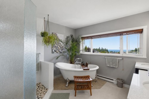 4827 Bluegrouse Drive, Sechelt, BC - Indoor Photo Showing Bathroom