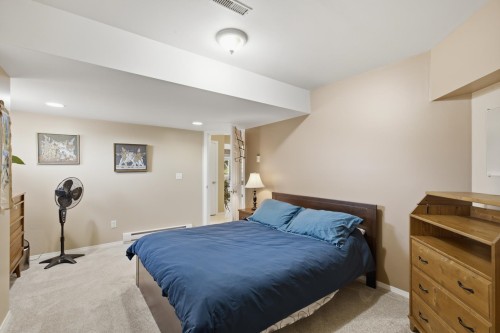 4827 Bluegrouse Drive, Sechelt, BC - Indoor Photo Showing Bedroom