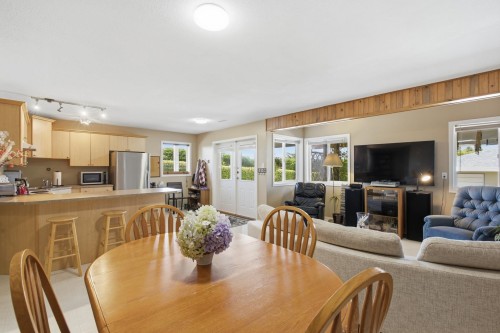 4827 Bluegrouse Drive, Sechelt, BC - Indoor Photo Showing Dining Room