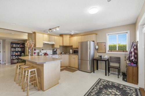 4827 Bluegrouse Drive, Sechelt, BC - Indoor Photo Showing Kitchen