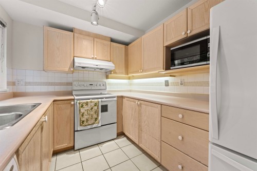 5-2600 Beaverbrook Crescent, Burnaby, BC - Indoor Photo Showing Kitchen