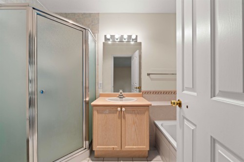 5-2600 Beaverbrook Crescent, Burnaby, BC - Indoor Photo Showing Bathroom