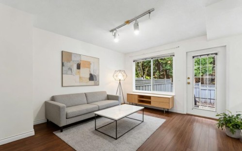 5-2600 Beaverbrook Crescent, Burnaby, BC - Indoor Photo Showing Living Room
