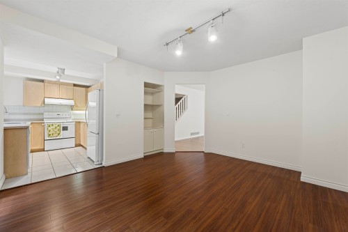 5-2600 Beaverbrook Crescent, Burnaby, BC - Indoor Photo Showing Kitchen