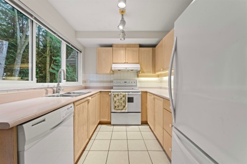 5-2600 Beaverbrook Crescent, Burnaby, BC - Indoor Photo Showing Kitchen With Double Sink