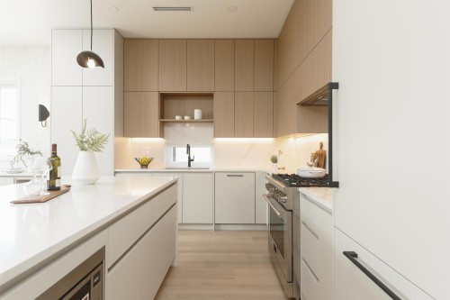 2-735 10Th Avenue E, Vancouver, BC - Indoor Photo Showing Kitchen With Upgraded Kitchen
