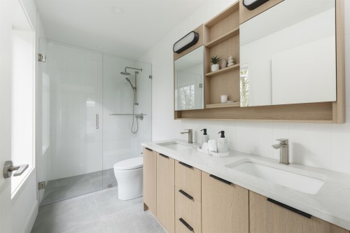 2-735 10Th Avenue E, Vancouver, BC - Indoor Photo Showing Bathroom