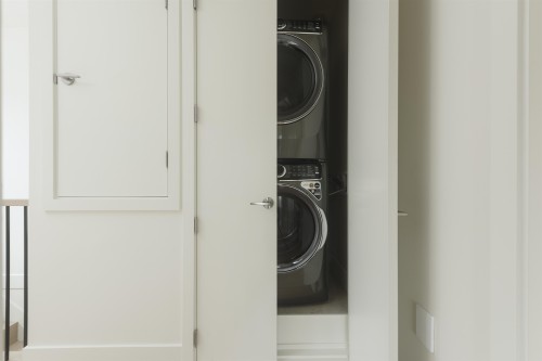2-735 10Th Avenue E, Vancouver, BC - Indoor Photo Showing Laundry Room