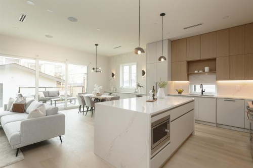 2-735 10Th Avenue E, Vancouver, BC - Indoor Photo Showing Kitchen With Upgraded Kitchen