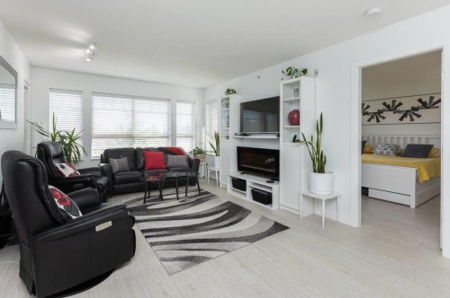 511-2951 Silver Springs Boulevard, Coquitlam, BC - Indoor Photo Showing Living Room