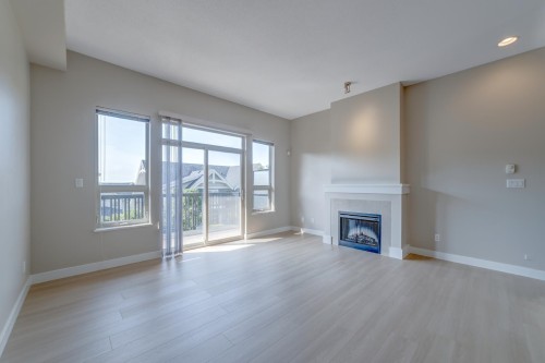 187-3105 Dayanee Springs Boulevard, Coquitlam, BC - Indoor Photo Showing Living Room With Fireplace