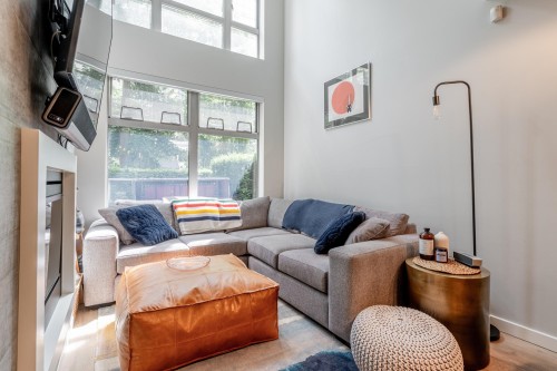 1227 Richards Street, Vancouver, BC - Indoor Photo Showing Living Room