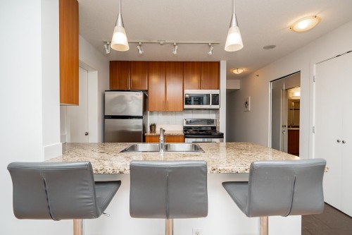 806-58 Keefer Place, Vancouver, BC - Indoor Photo Showing Kitchen With Double Sink With Upgraded Kitchen