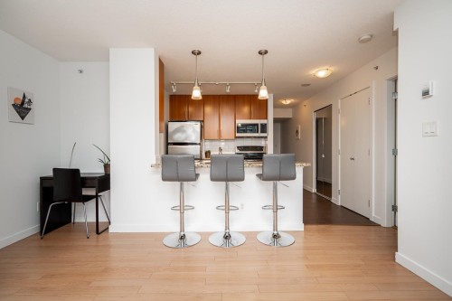 806-58 Keefer Place, Vancouver, BC - Indoor Photo Showing Kitchen