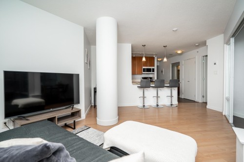 806-58 Keefer Place, Vancouver, BC - Indoor Photo Showing Living Room