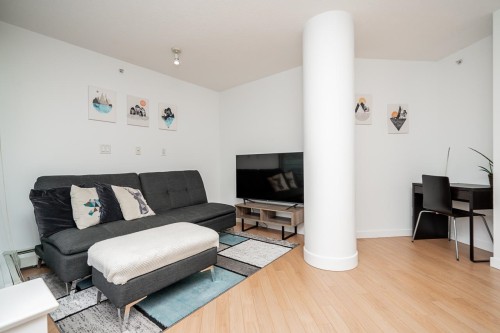 806-58 Keefer Place, Vancouver, BC - Indoor Photo Showing Living Room