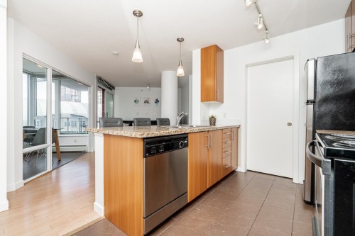 806-58 Keefer Place, Vancouver, BC - Indoor Photo Showing Kitchen With Double Sink