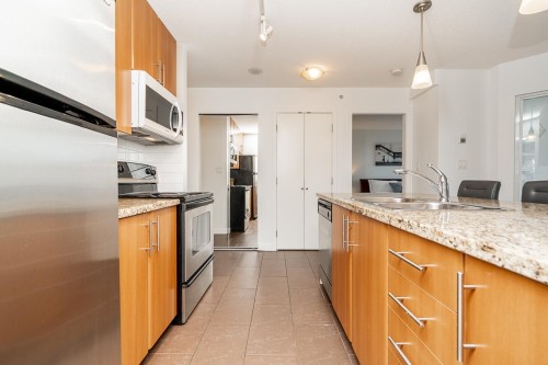 806-58 Keefer Place, Vancouver, BC - Indoor Photo Showing Kitchen With Double Sink With Upgraded Kitchen